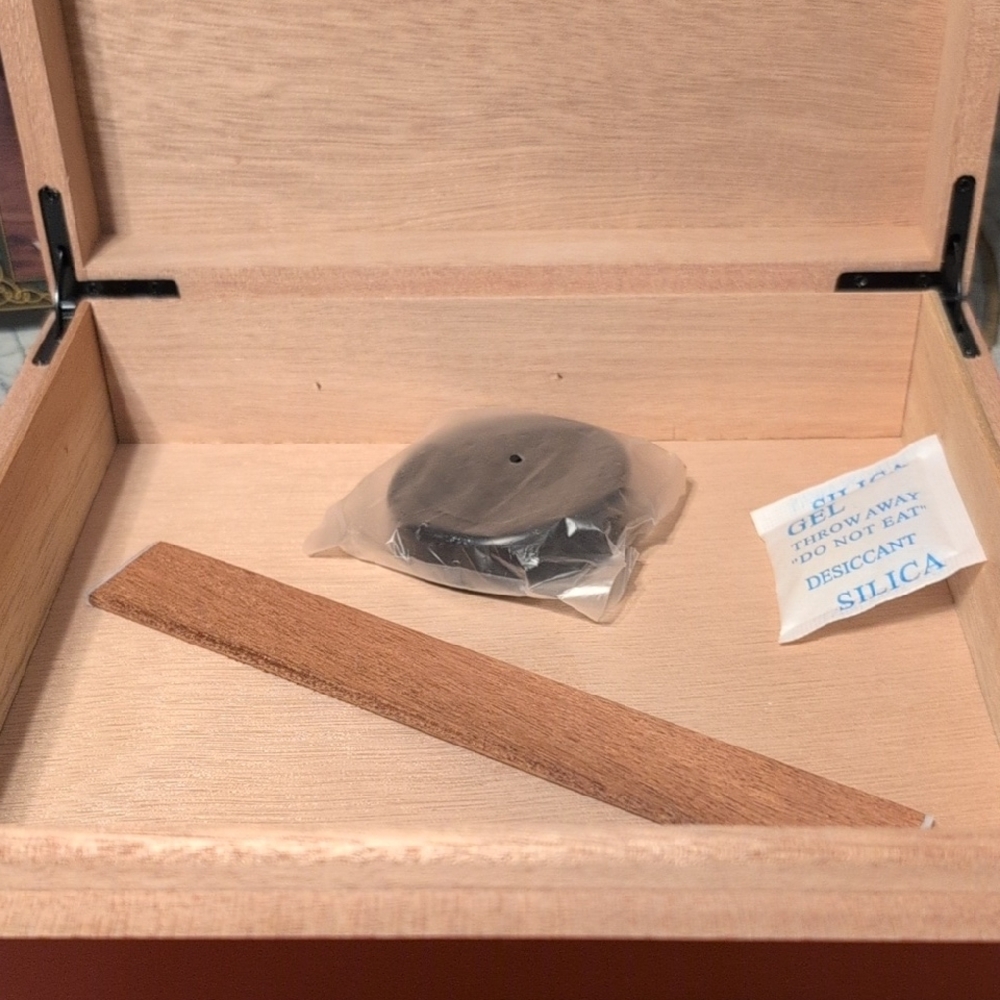 Bond Street Desktop With Built-in Humidor Cigar Case Brand New In Box - Picture 12 of 16